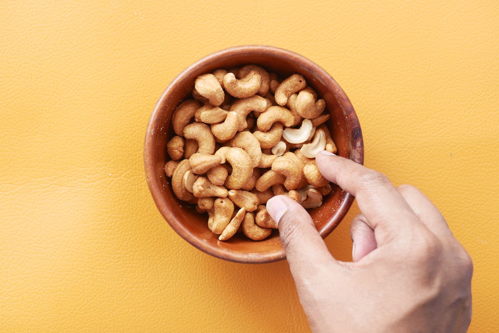tazón de deliciosas nueces de la india ricas en magnesio