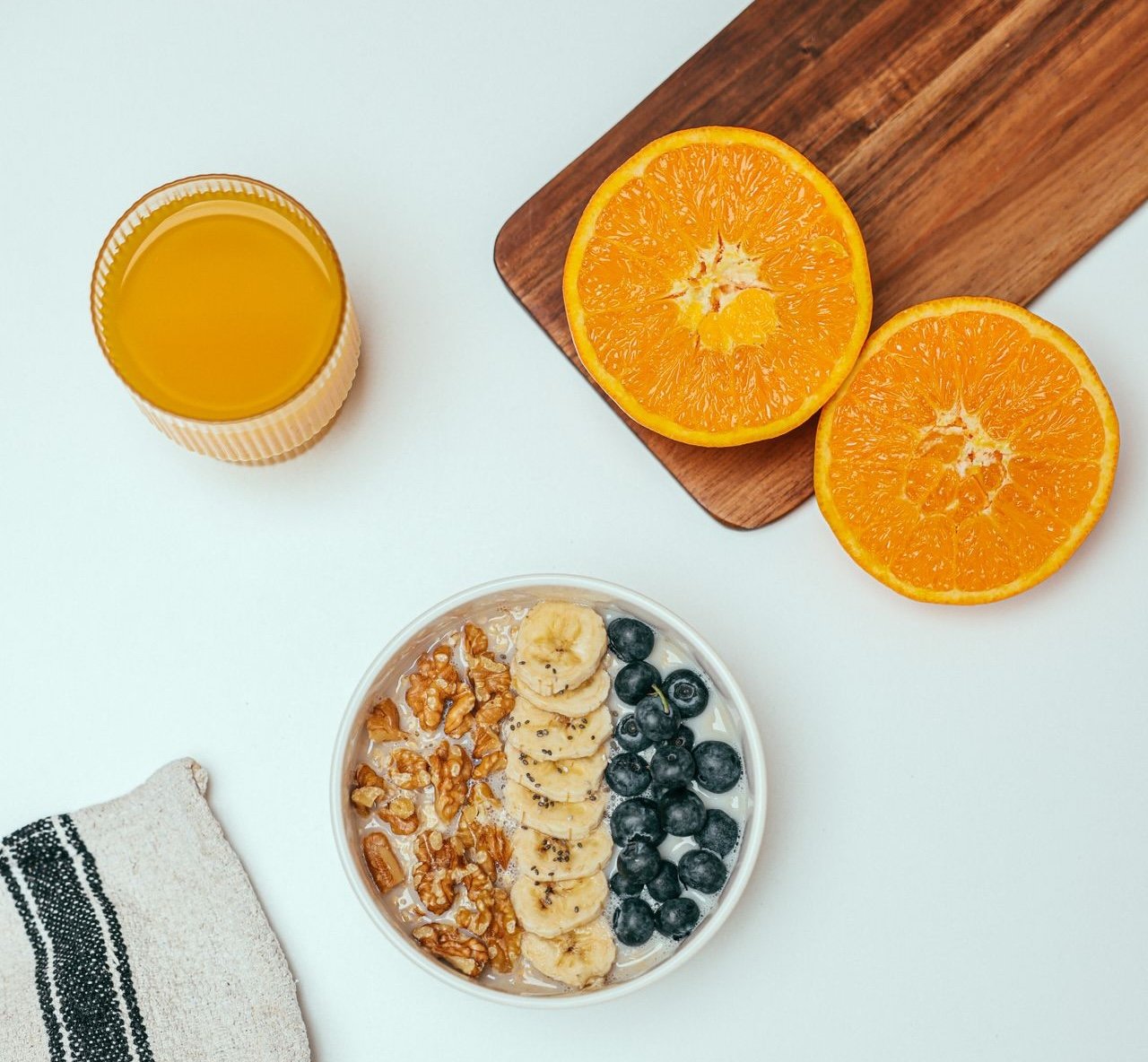 Nutritivo desayuno con frutas, semillas y de jugo de naranja