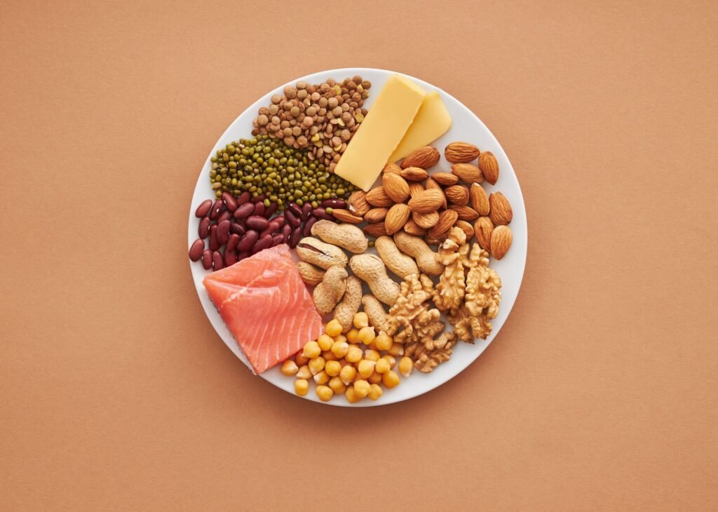 Colorido plato lleno de alimentos ricos en zinc