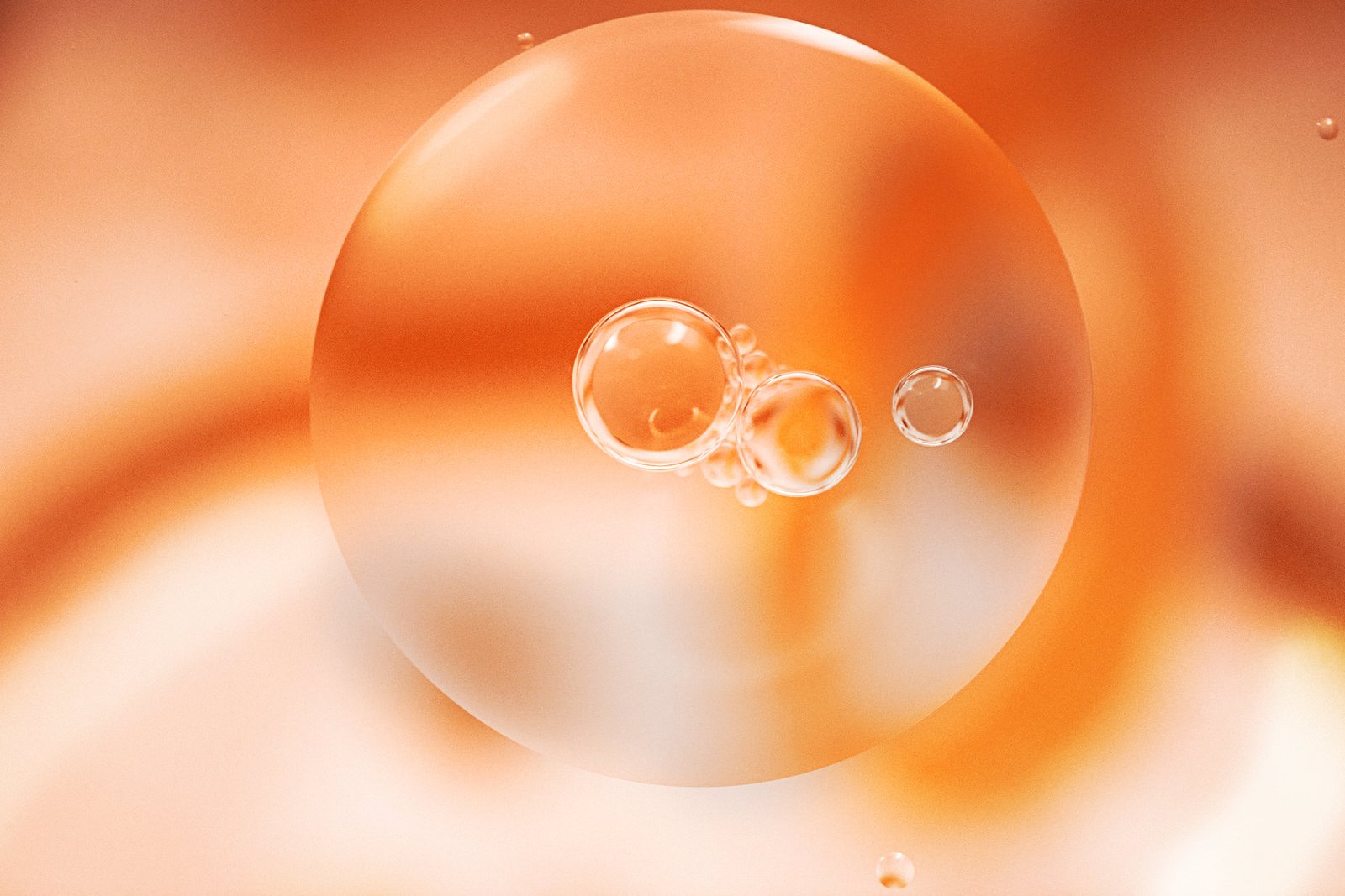 Fotografía ilustrativa de una partícula recubierta con lípidos, representando visualmente la forma en que funciona la tecnología liposomal en suplementos alimenticios.